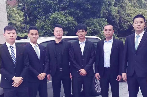 ?武漢男子申請(qǐng)保護(hù)令無(wú)果，雇環(huán)宇兄弟保鏢保護(hù)安全